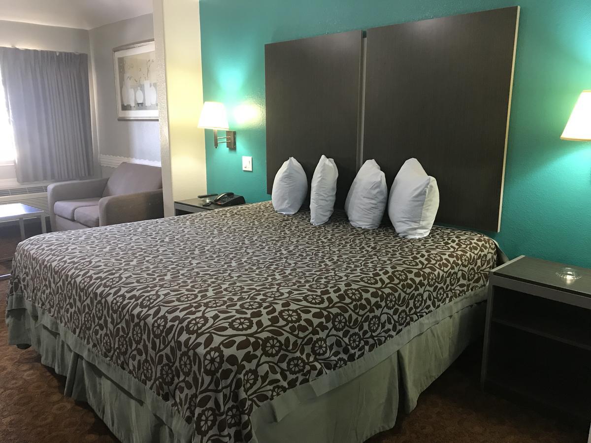 Camelot Inn And Suites Aldine Εξωτερικό φωτογραφία